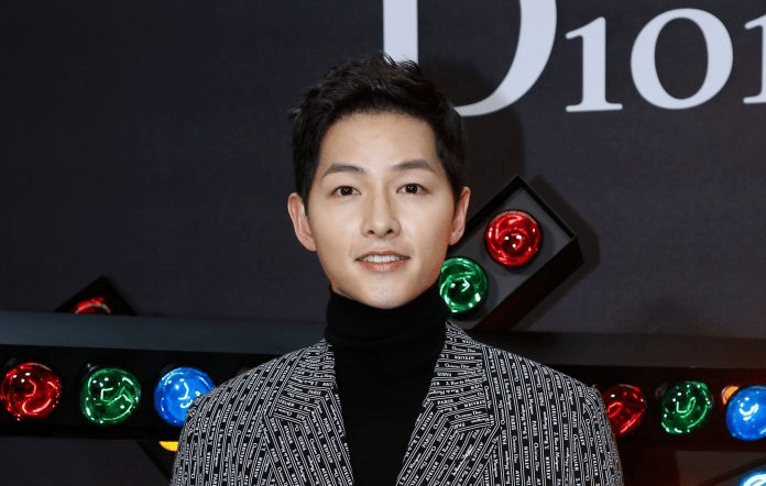 Song first confirmed that he was in a relationship with a woman last December. Although he did not confirm her identity at the time, fans and media outlets soon identified Saunders through a speech the actor made at the APAN Star Awards in September 2022.